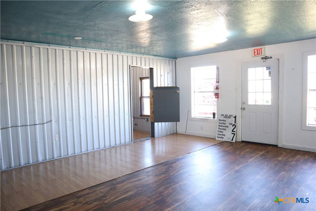 Seguin, TX 78155,769 W Court ST