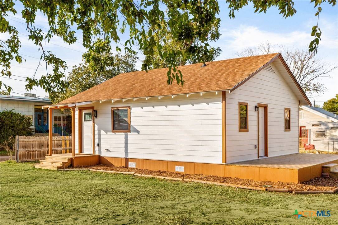 Seguin, TX 78155,409 S Saunders ST