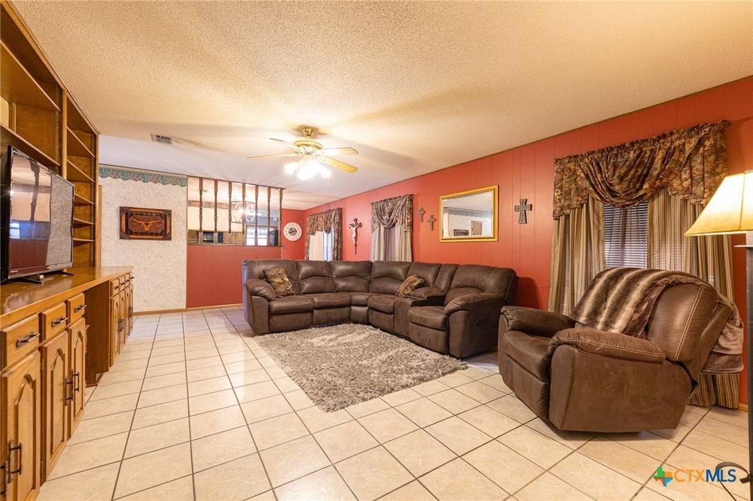Shiner, TX 77984,911 S Peck ST