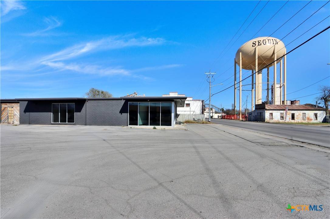 Seguin, TX 78155,404 W Kingsbury ST