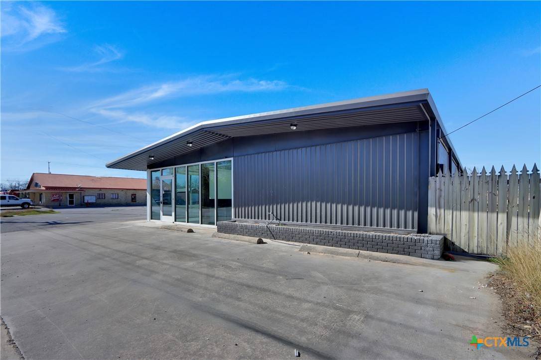 Seguin, TX 78155,404 W Kingsbury ST