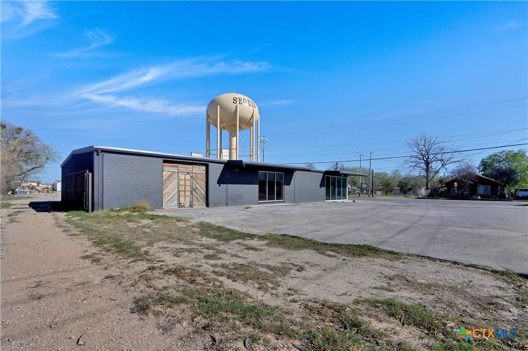 Seguin, TX 78155,404 W Kingsbury ST
