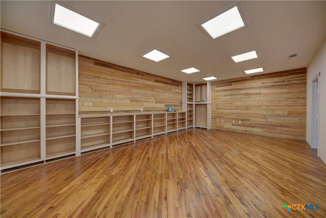 Moulton, TX 77975,103 N Main