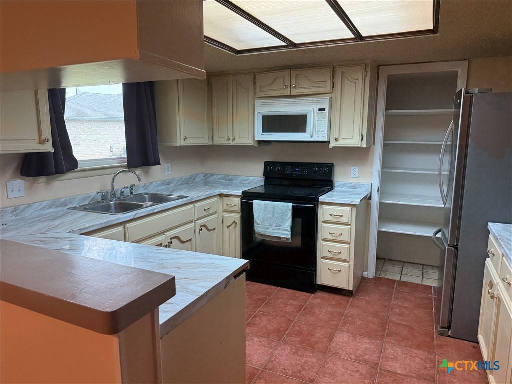 Seguin, TX 78155,1002 River Oak DR