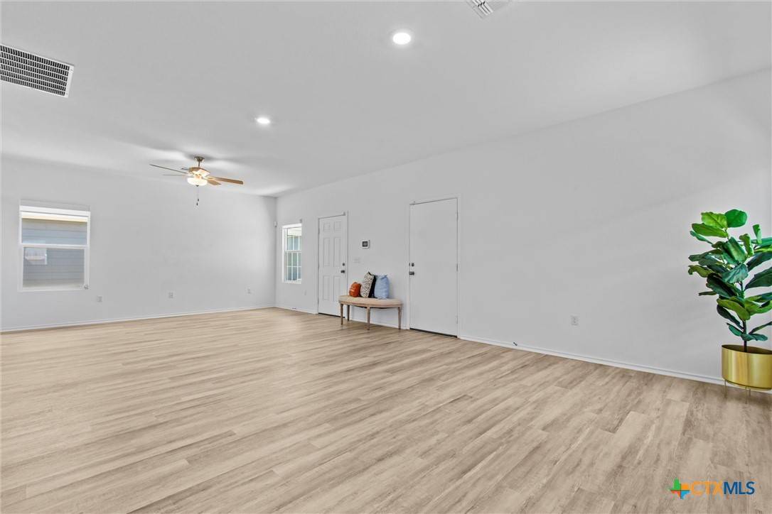 Del Valle, TX 78617,7711 Poppy Petal LOOP