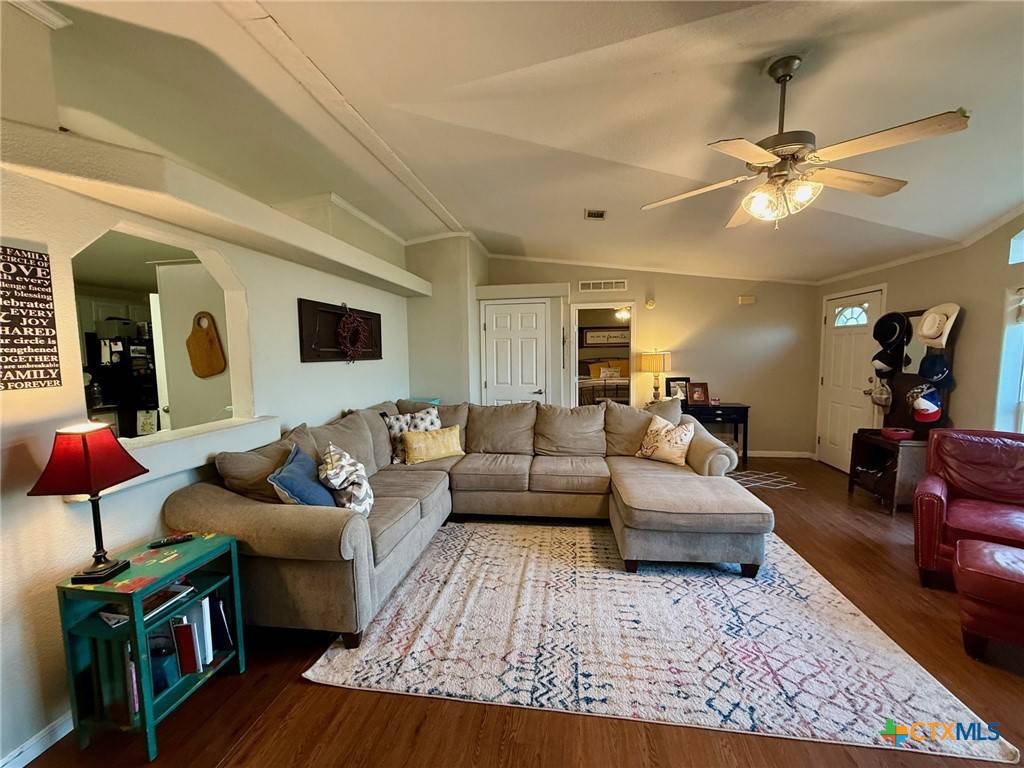 Lott, TX 76656,441 CR 378