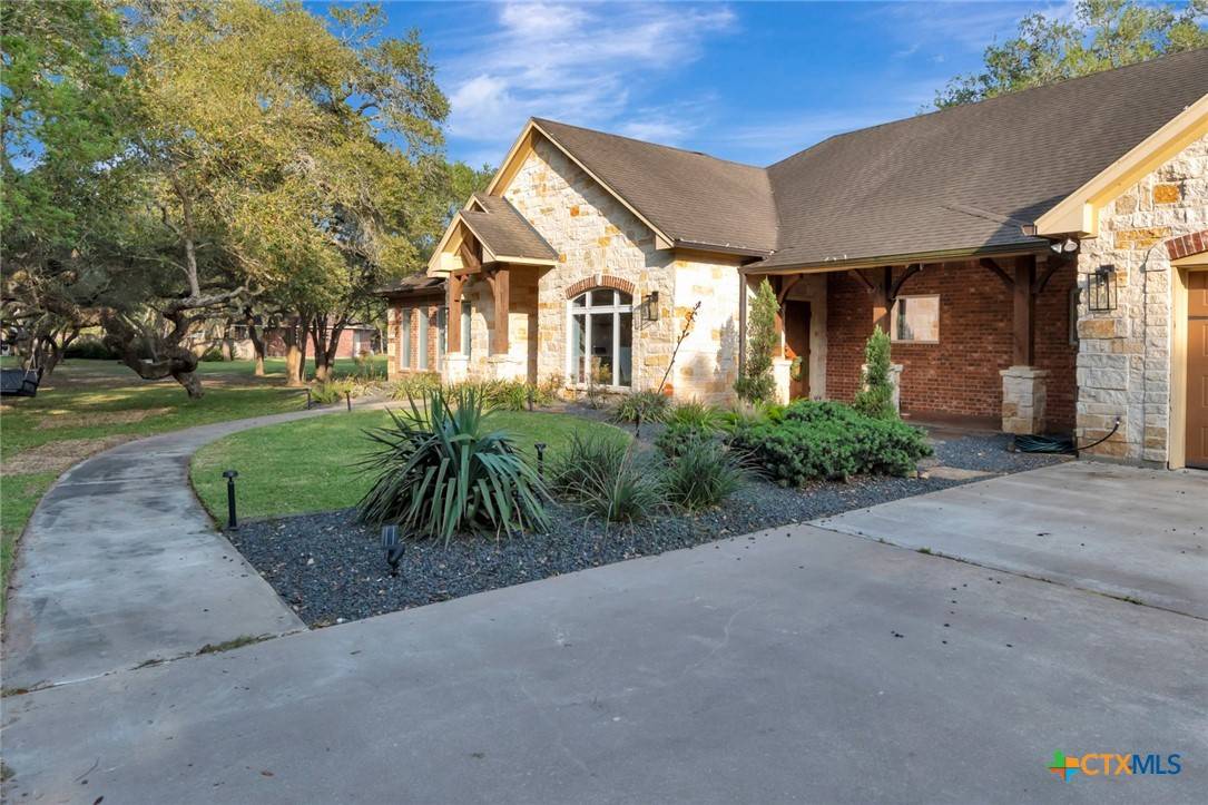 Inez, TX 77968,319 Post Oak BND