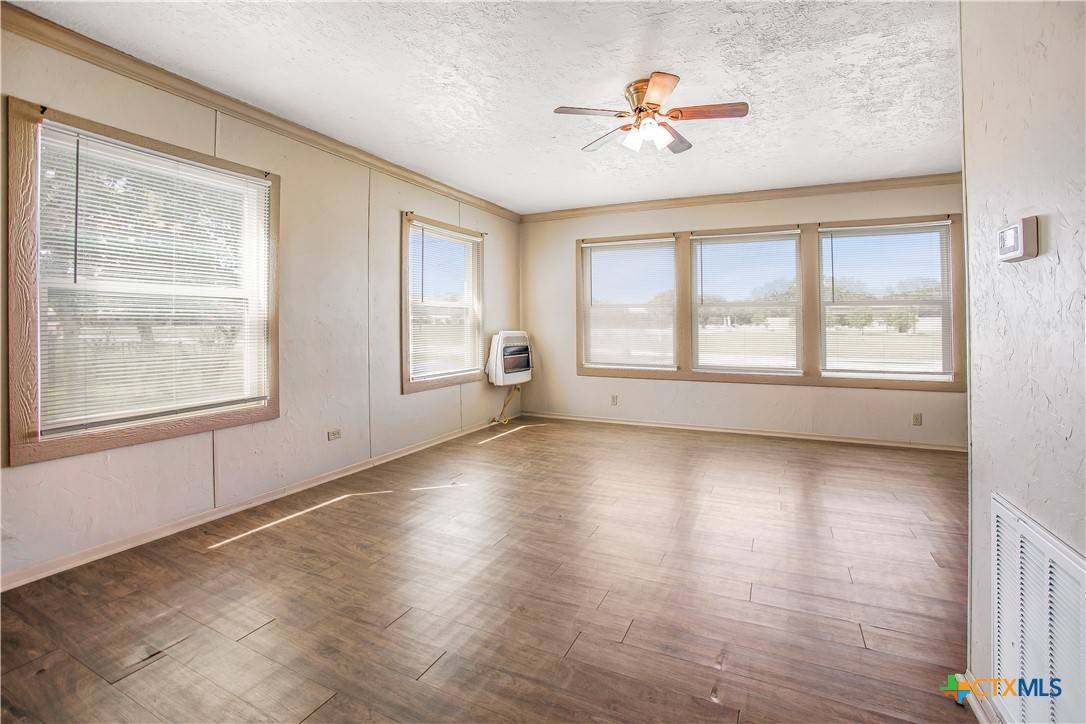 Yoakum, TX 77995,704 Maple