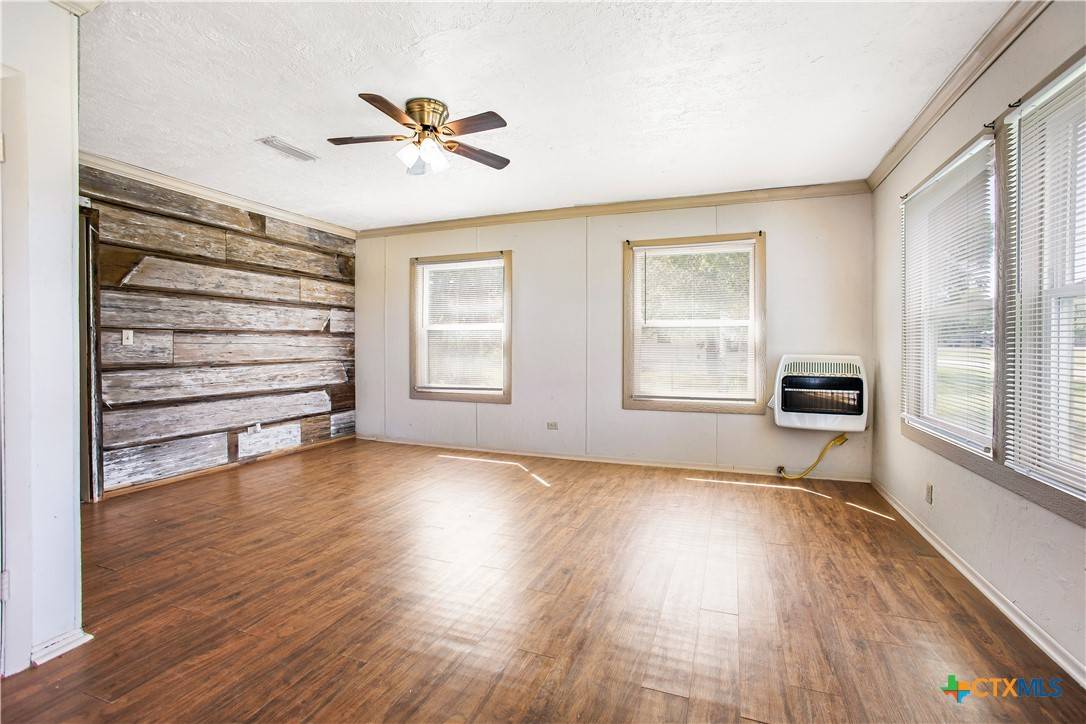 Yoakum, TX 77995,704 Maple