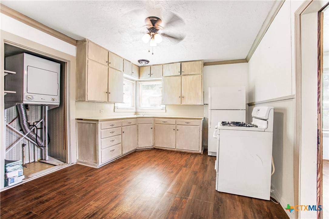Yoakum, TX 77995,704 Maple