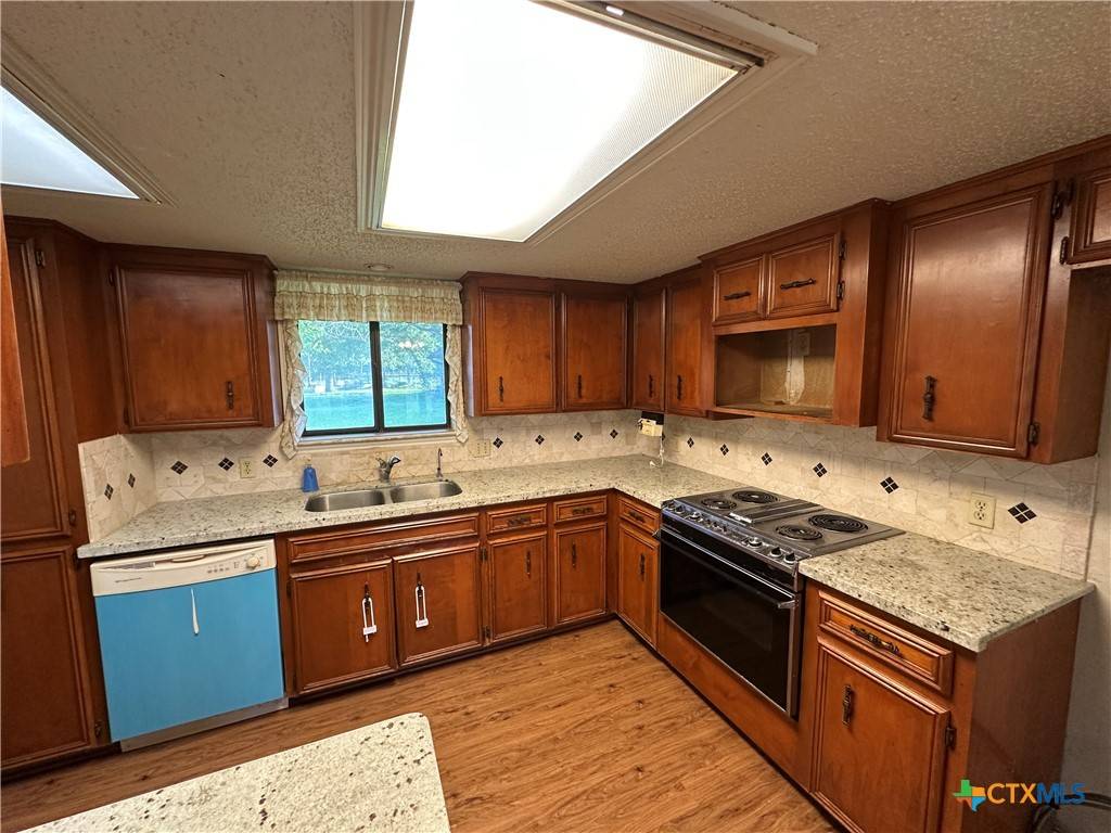 Victoria, TX 77905,996 Carefree DR