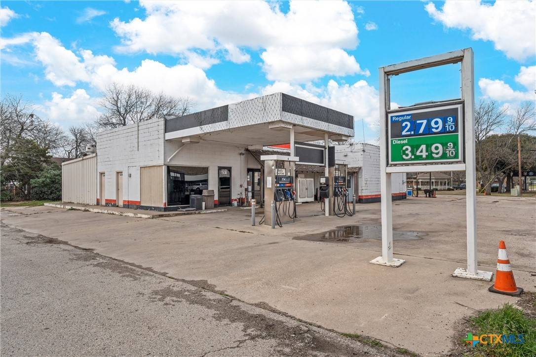 West, TX 76691,201 W Oak ST