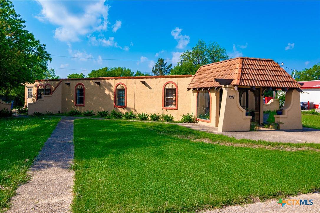 Seguin, TX 78155,1017 E Kingsbury ST