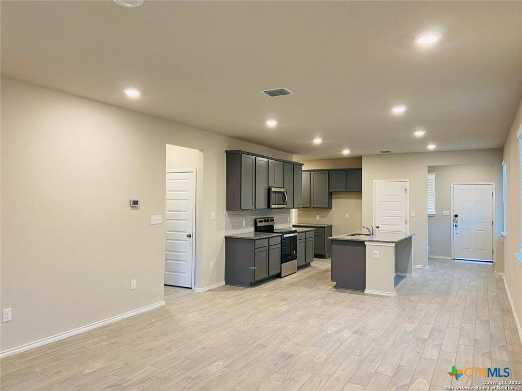 Seguin, TX 78155,2156 Griffith DR