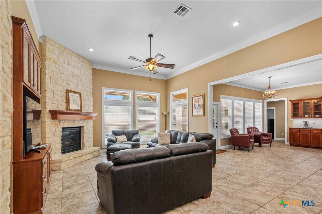 Victoria, TX 77904,404 Iron Gate