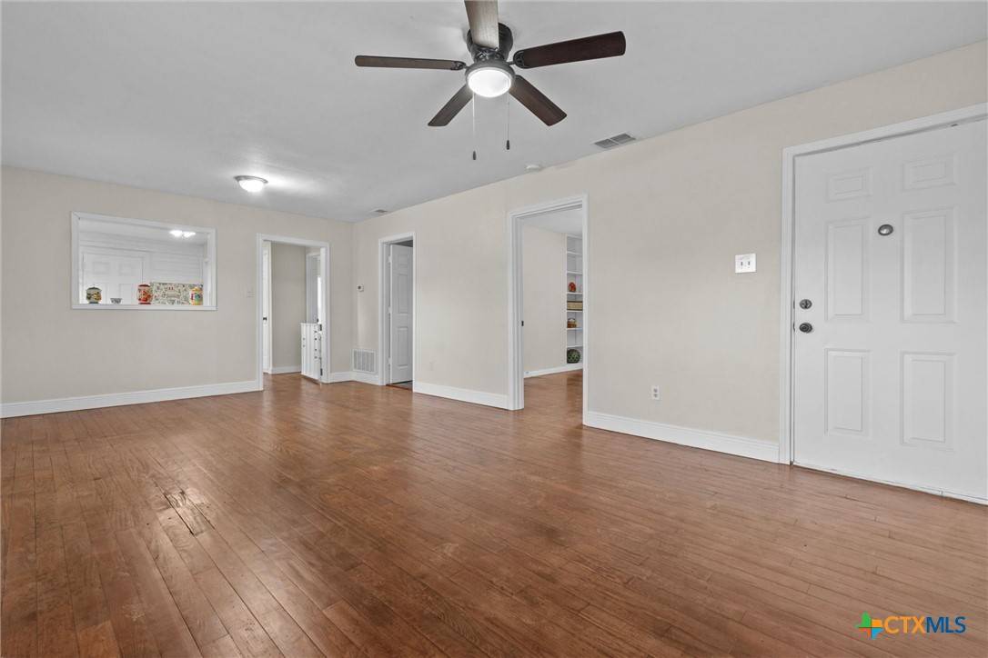 Seguin, TX 78155,1033 N Milam ST