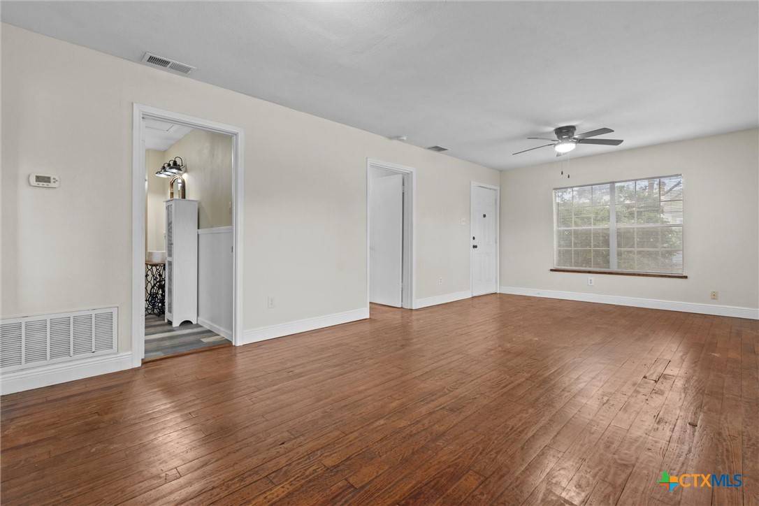 Seguin, TX 78155,1033 N Milam ST