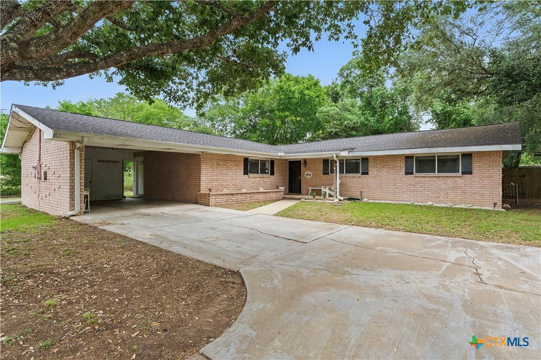 Gonzales, TX 78629,206 Live Oak ST