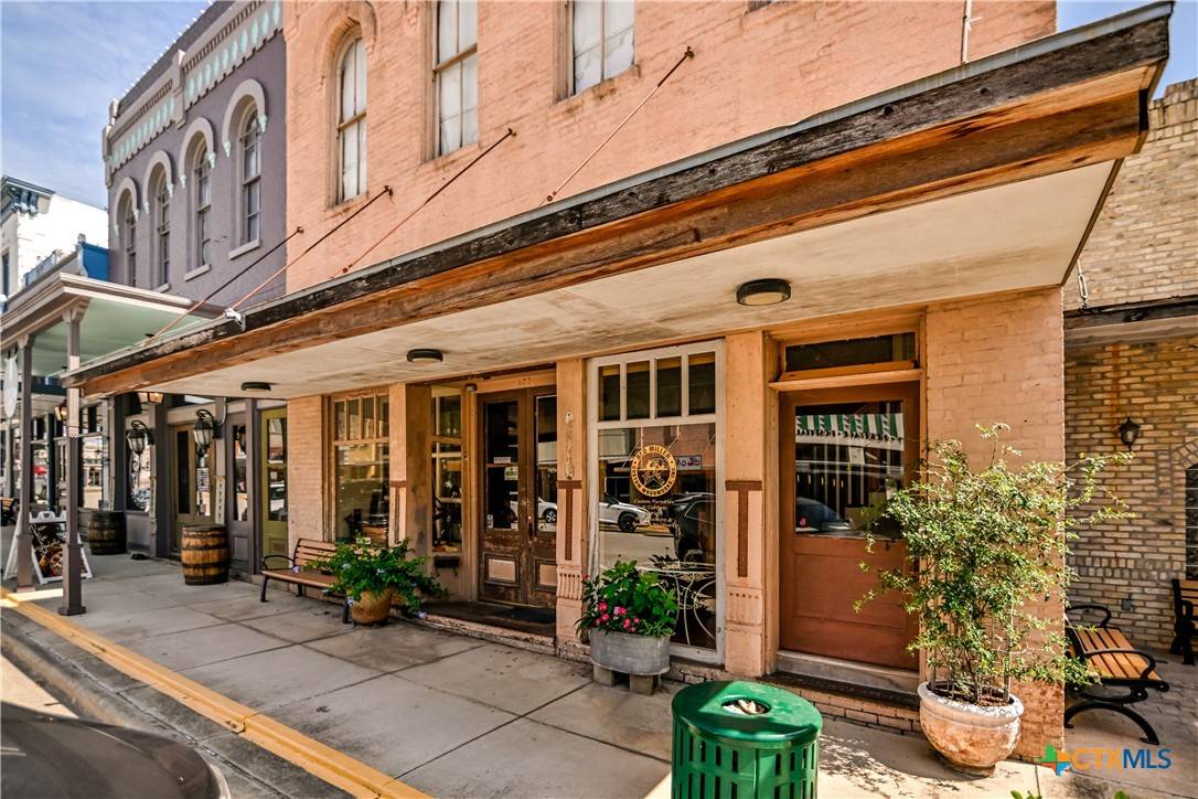 Cuero, TX 77954,122 E Main ST
