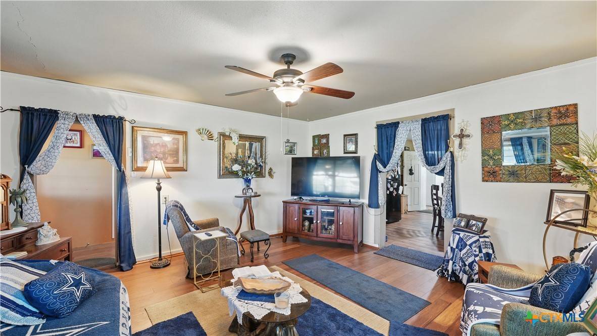 Kingsbury, TX 78638,15521 E Highway 90