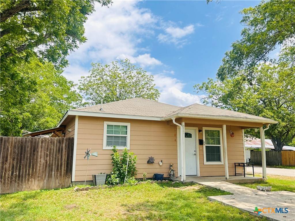 Yoakum, TX 77995,317 Aubrey ST