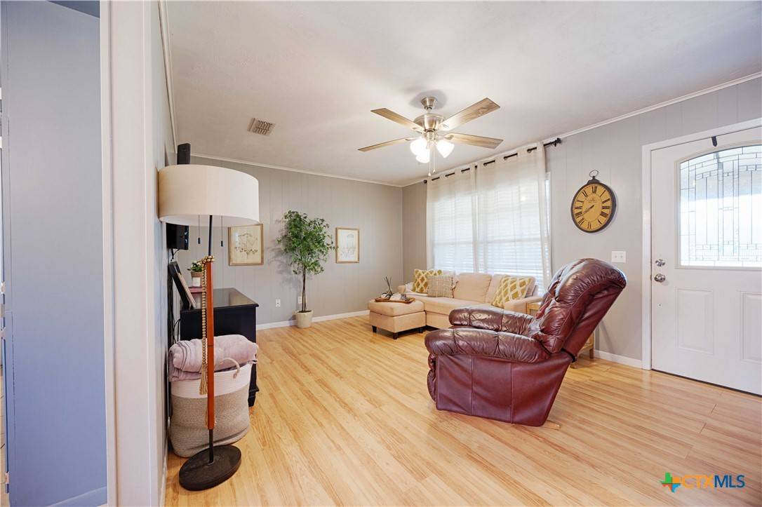 Hallettsville, TX 77964,207 River ST