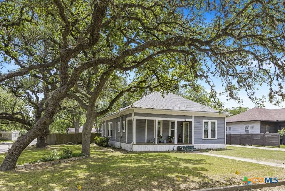 Yoakum, TX 77995,212 Whitfield ST