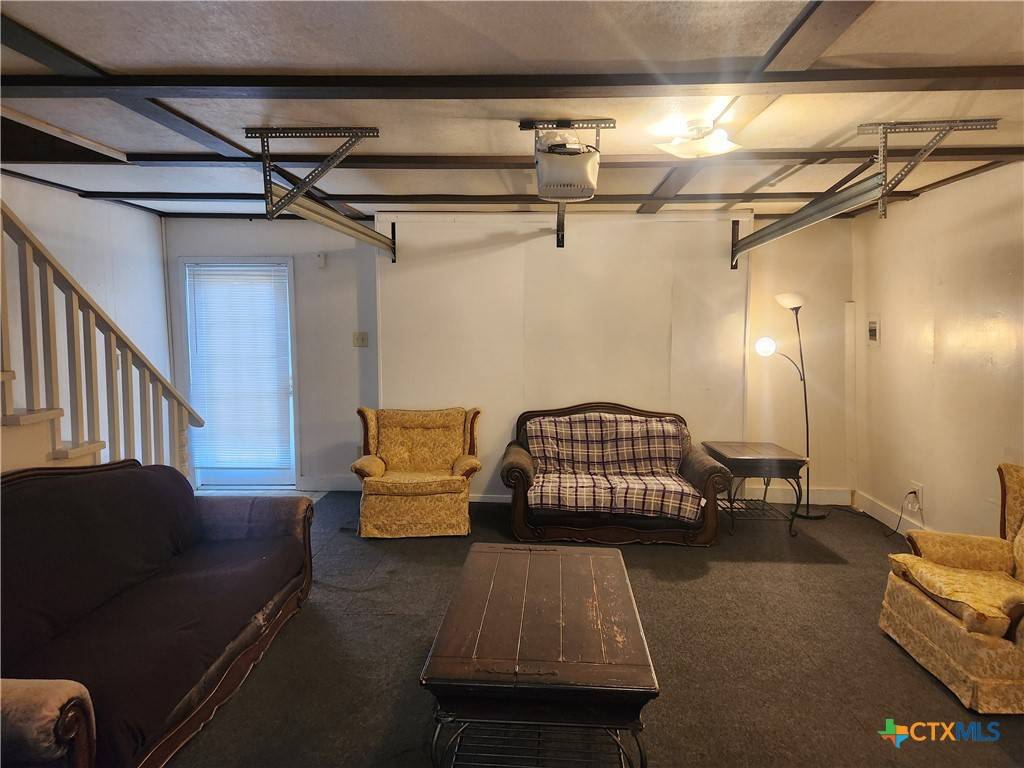 Yoakum, TX 77995,102 Duke ST