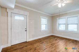 Seguin, TX 78155,922 N Bowie ST