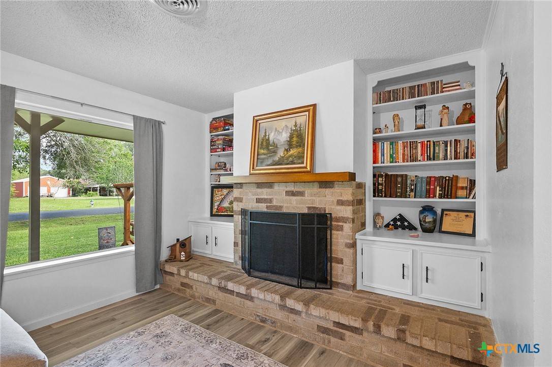 Victoria, TX 77904,704 Kelly Crick RD