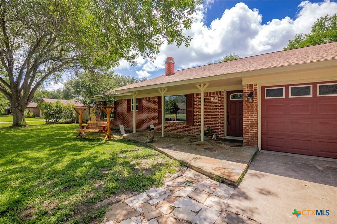 Victoria, TX 77904,704 Kelly Crick RD