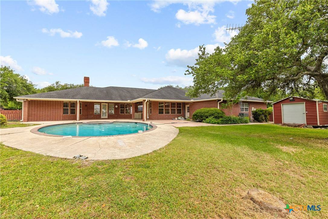 Flatonia, TX 78941,803 S Converse ST