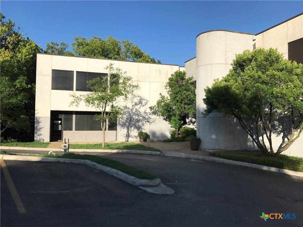 Seguin, TX 78155,805 E Court ST