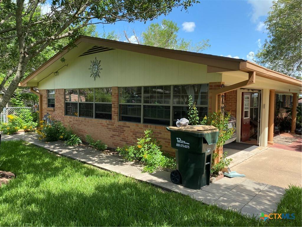 Shiner, TX 77984,913 S Welhausen AVE