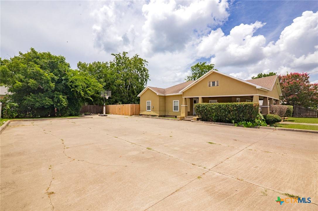 Victoria, TX 77901,905 N Navarro ST
