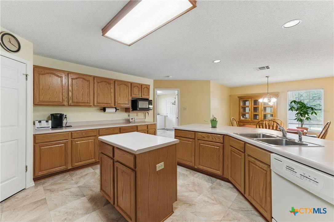 Pleasanton, TX 78064,1233 Oakcrest DR