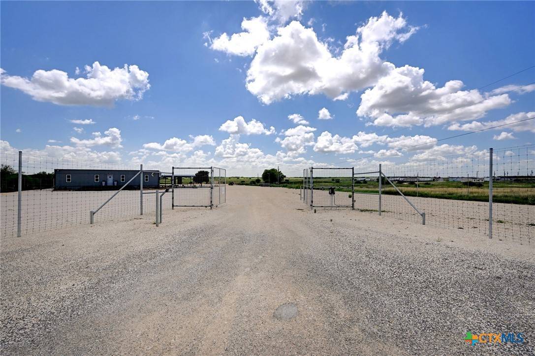 Gonzales, TX 78629,756 S H 304