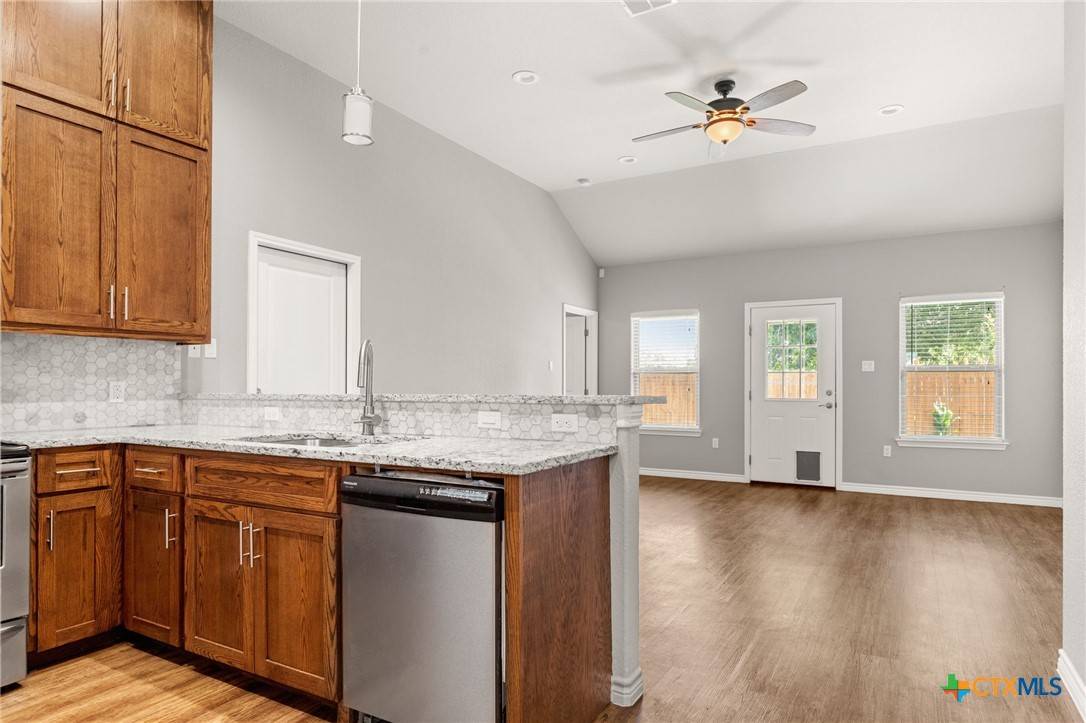 Seguin, TX 78155,152 Navarro XING #3B