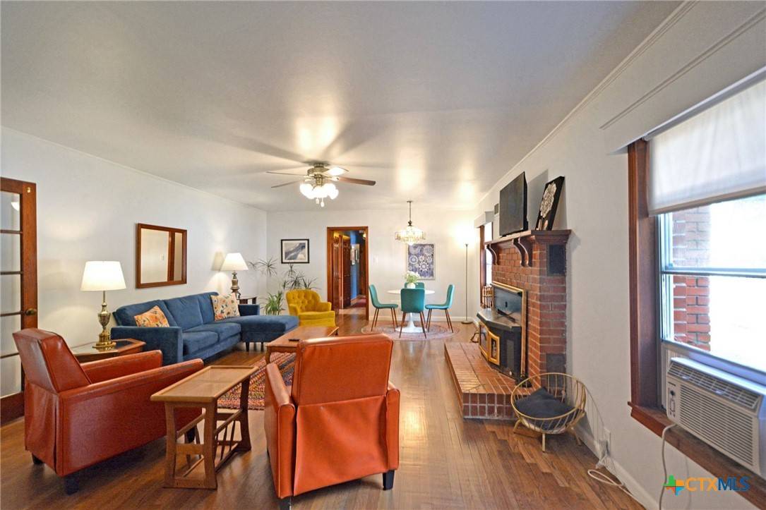 Seguin, TX 78155,929 E Cedar ST