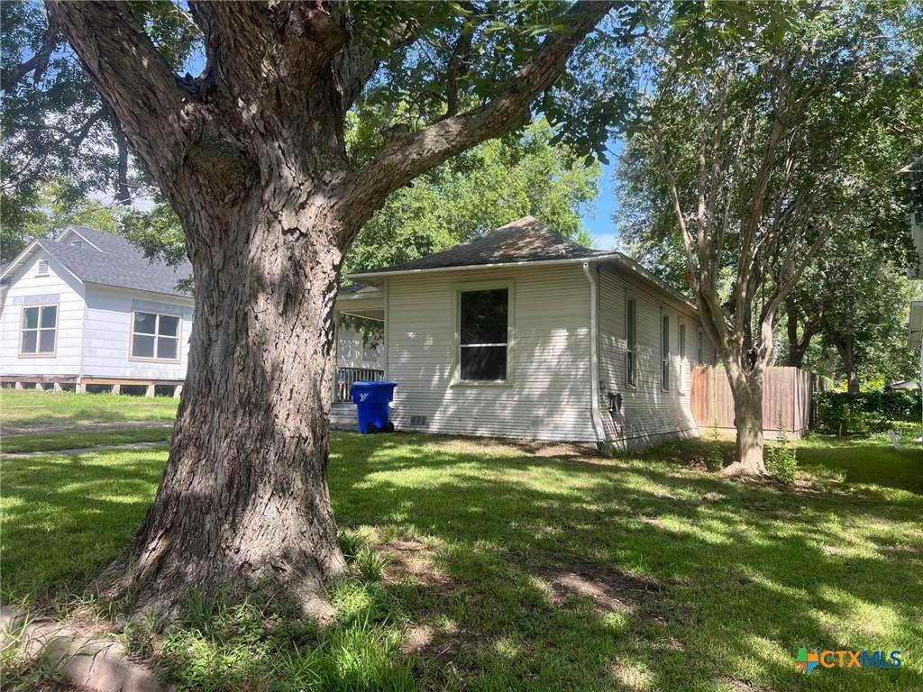 Yoakum, TX 77995,408 Hubbard ST