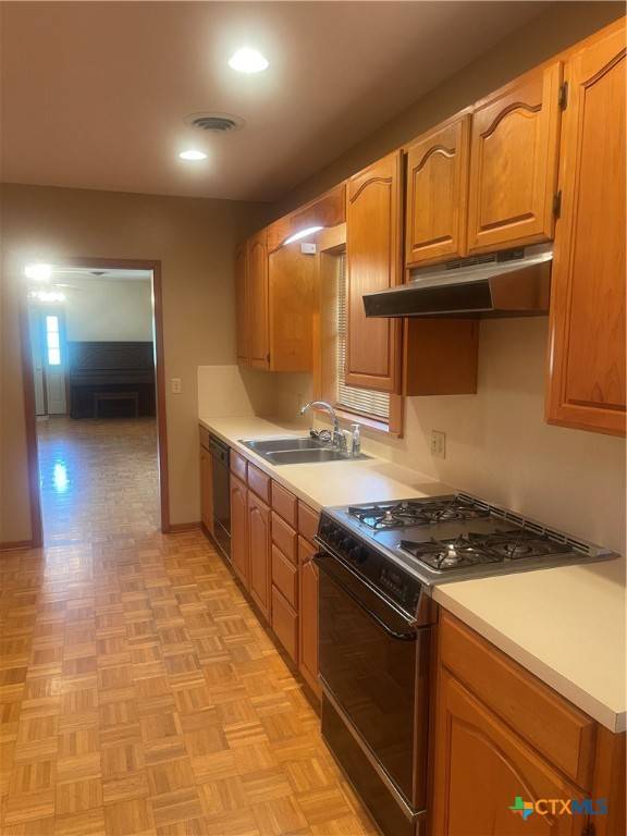 Cuero, TX 77954,1402 Moss LN