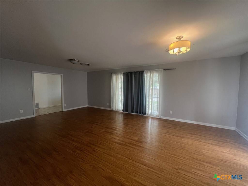 Luling, TX 78648,943 S Pecan AVE