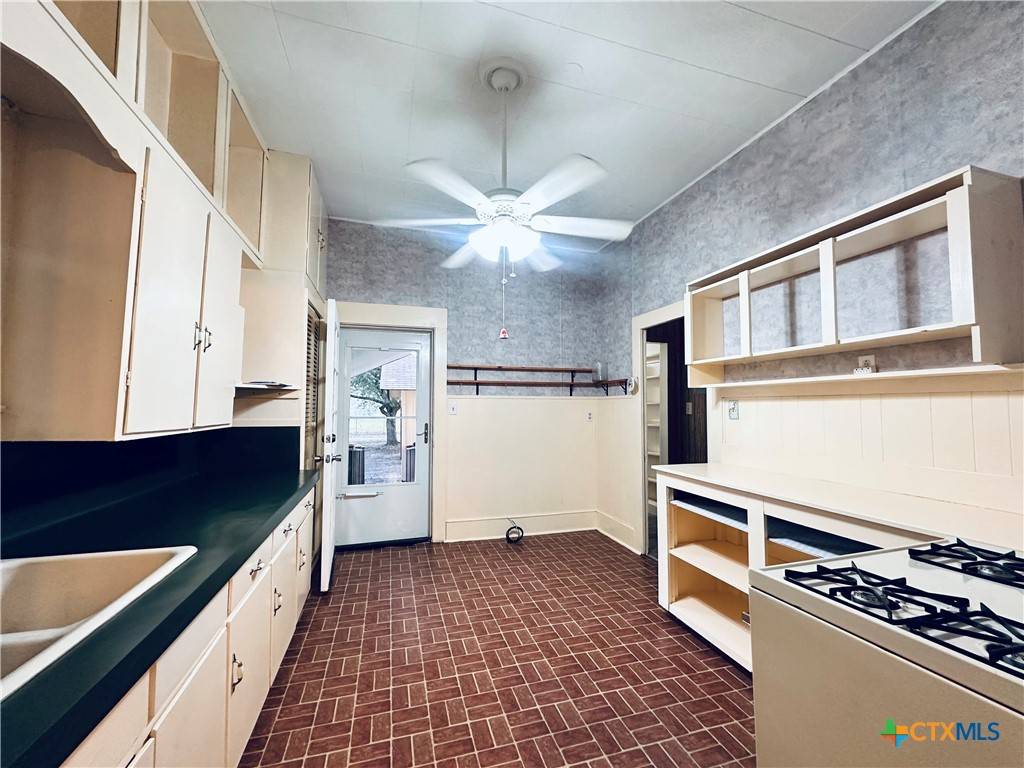 Shiner, TX 77984,421 N Avenue G