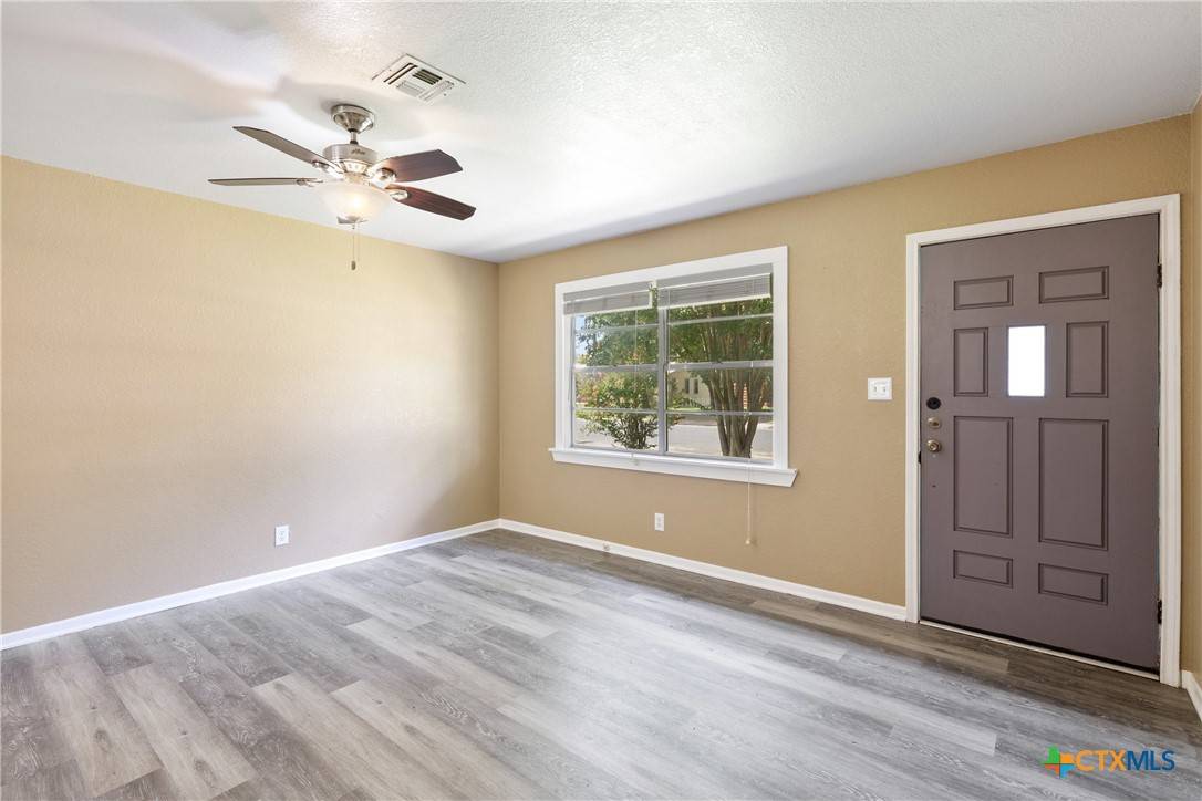 Fredericksburg, TX 78624,907 Apple ST