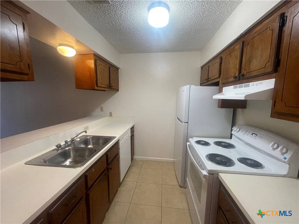 Victoria, TX 77904,201 Versailles ST
