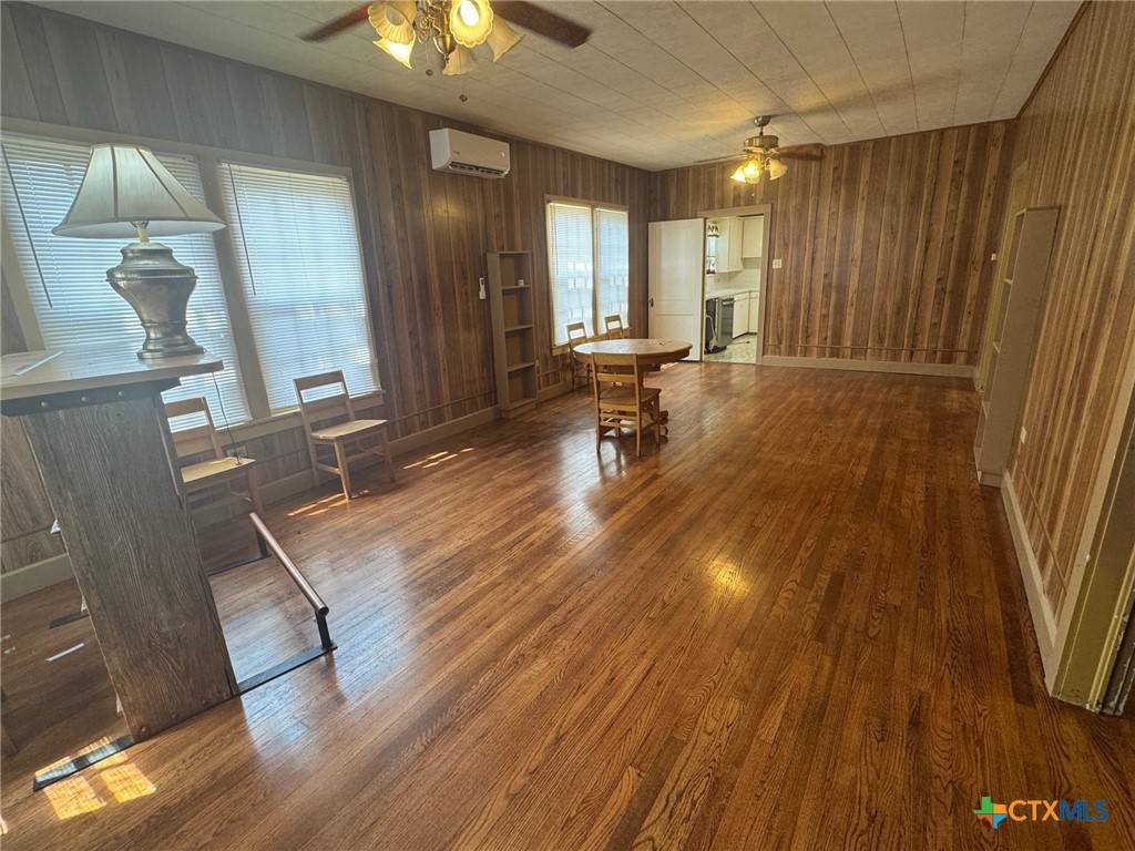 Cameron, TX 76520,406 E 12th