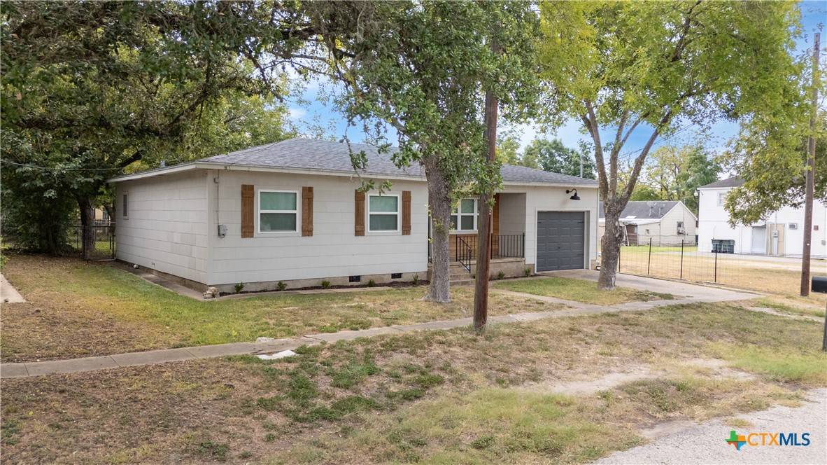 Moulton, TX 77975,504 N Arnim