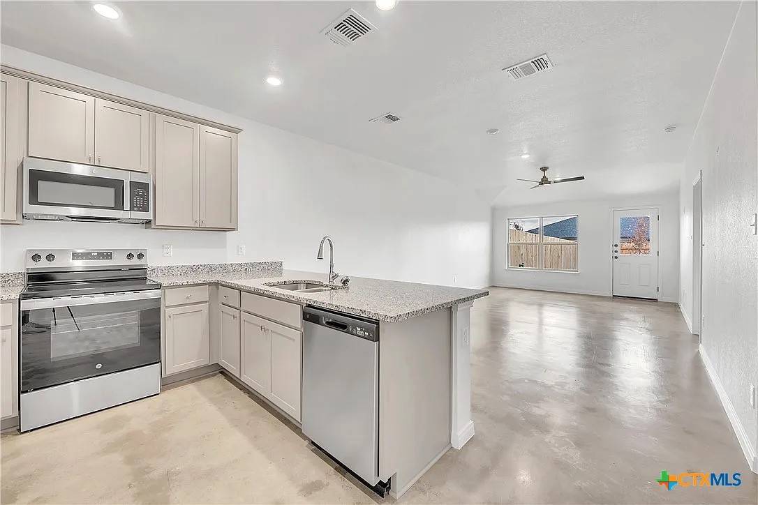 Killeen, TX 76543,908 Smoke Tree LN #B