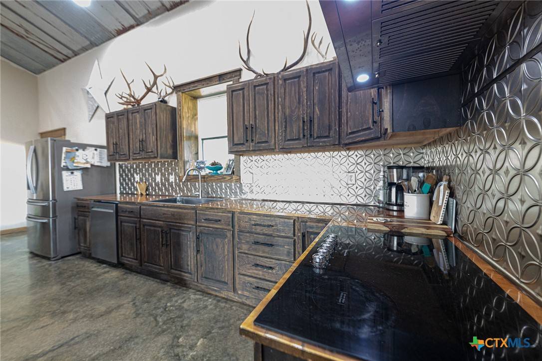 Hallettsville, TX 77964,10309 County Road 1