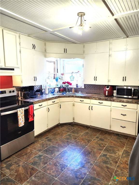 Yoakum, TX 77995,418 Clark ST